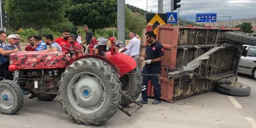 Hafif ticari araç traktöre çarptı