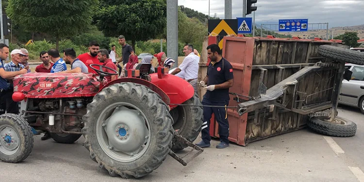 Hafif ticari araç traktöre çarptı