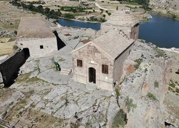 Yüksek Kilise ziyaretçilerini ağırlıyor