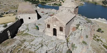 Yüksek Kilise ziyaretçilerini ağırlıyor