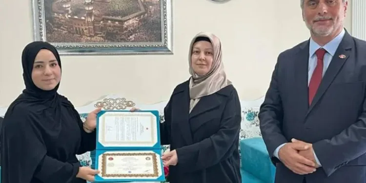 Hafızlık eğitimini tamamlayan hafızlara belgeleri verildi