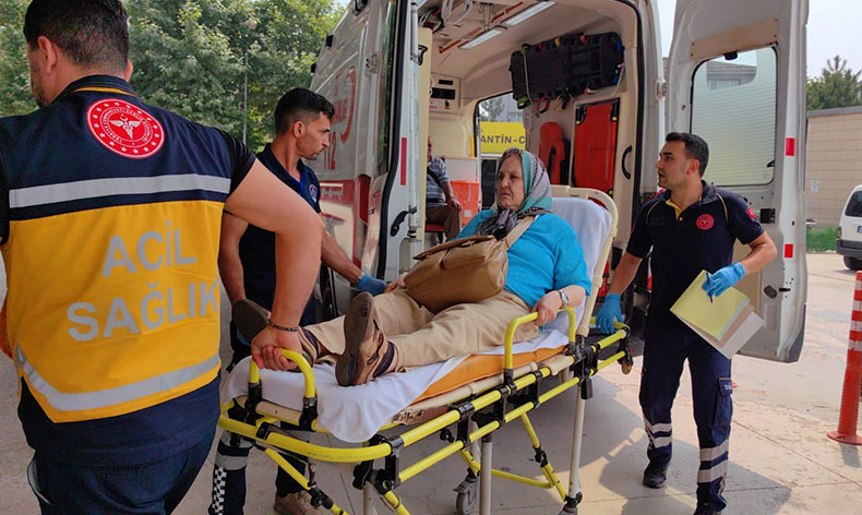 Bursa'da, tır otomobile çarptı