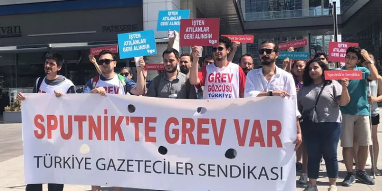 Sputnik Türkiye’de grev pankartları asıldı!
