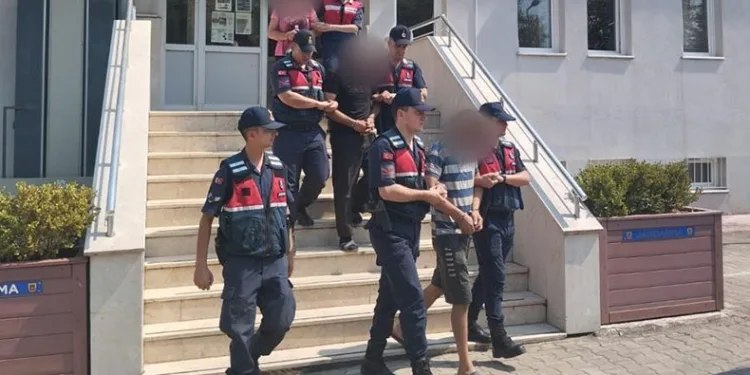 Bursa’da trafik levhalarını çalan hırsızlar tutuklandı