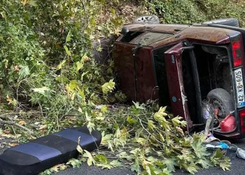 Bursa’da yan yatan otomobilden sağ çıktılar