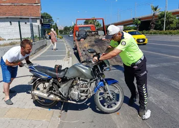 Otomobil kırmızı ışıkta bekleyen motosiklete çarptı