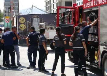 İnşaatta 3 metrelik boşluğa düşen işçiyi itfaiye kurtardı