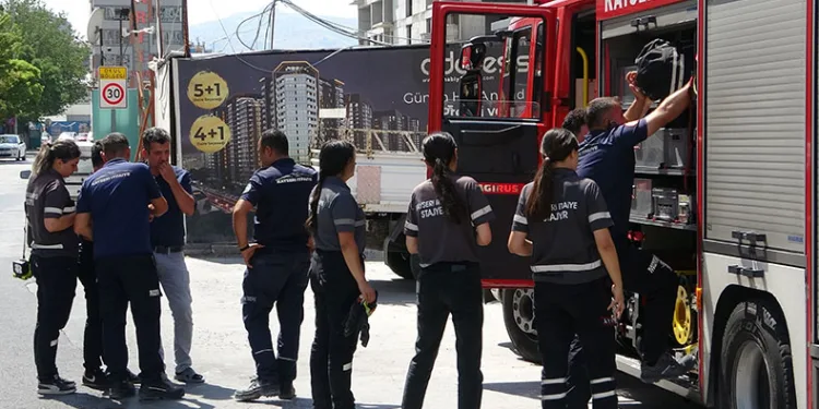 İnşaatta 3 metrelik boşluğa düşen işçiyi itfaiye kurtardı