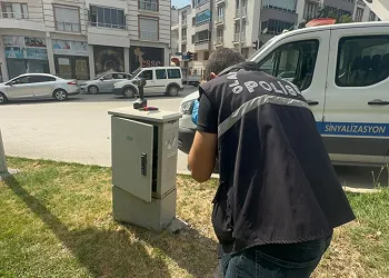 Hırsızlar kavşak kontrol cihazını çaldı