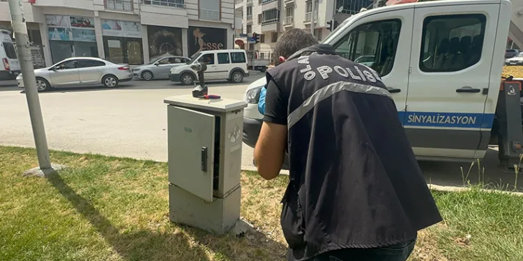 Hırsızlar kavşak kontrol cihazını çaldı