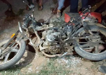 Motosikleti iterken tırın çarpmasıyla yaralandılar