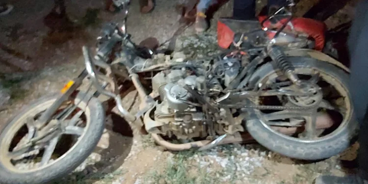 Motosikleti iterken tırın çarpmasıyla yaralandılar
