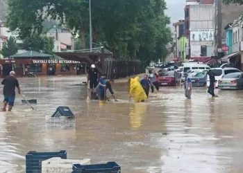 Selde araçlar çamura gömüldü