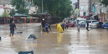 Selde araçlar çamura gömüldü