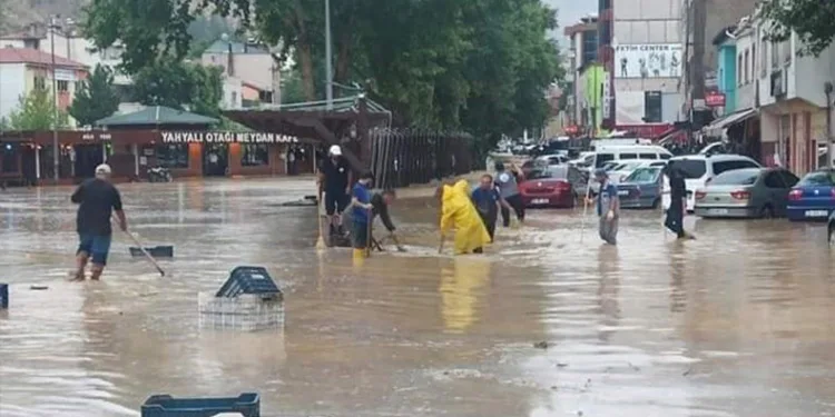 Selde araçlar çamura gömüldü