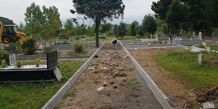 Mezarlıkta temizlik ve bakım