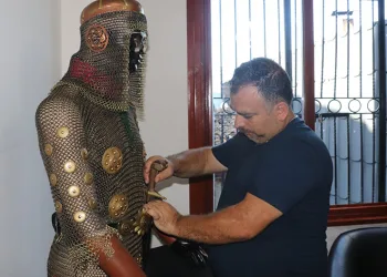 Hobi olarak savaş zırhı yapıyor