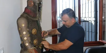 Hobi olarak savaş zırhı yapıyor