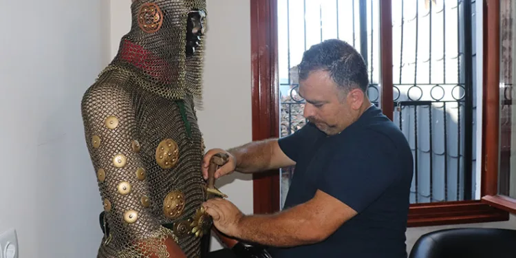 Hobi olarak savaş zırhı yapıyor