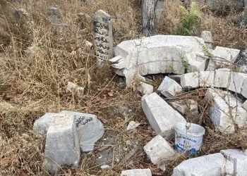 Tarihi caminin minaresi tarihi mezarların üzerine yıkıldı