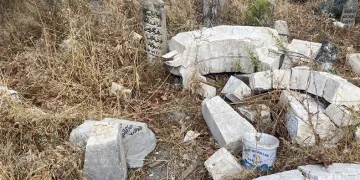 Tarihi caminin minaresi tarihi mezarların üzerine yıkıldı