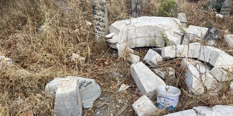 Tarihi caminin minaresi tarihi mezarların üzerine yıkıldı