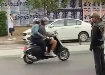 Maça gidebilmek için otostop çekti