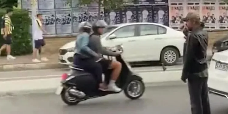 Maça gidebilmek için otostop çekti