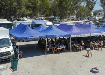 Konaklı kadınlar denizle buluşuyor