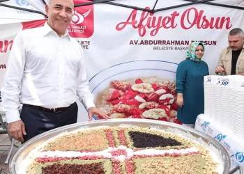 Cuma namazı çıkışında vatandaşlara aşure ikramı