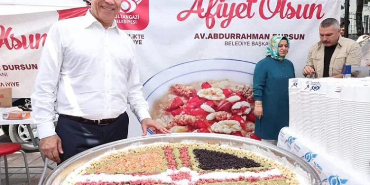 Cuma namazı çıkışında vatandaşlara aşure ikramı