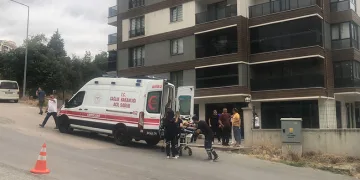 Gemlik’te mazot dökülen yolda 3 araç kazaya karıştı