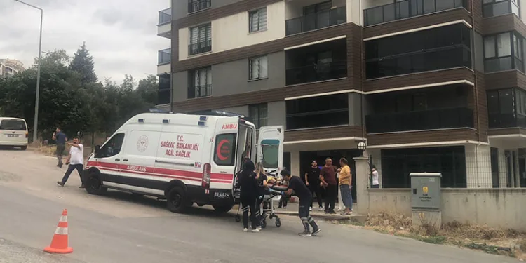 Gemlik’te mazot dökülen yolda 3 araç kazaya karıştı