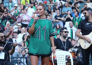 Demet Akalın, Kocaelispor için stadyumda konser verdi