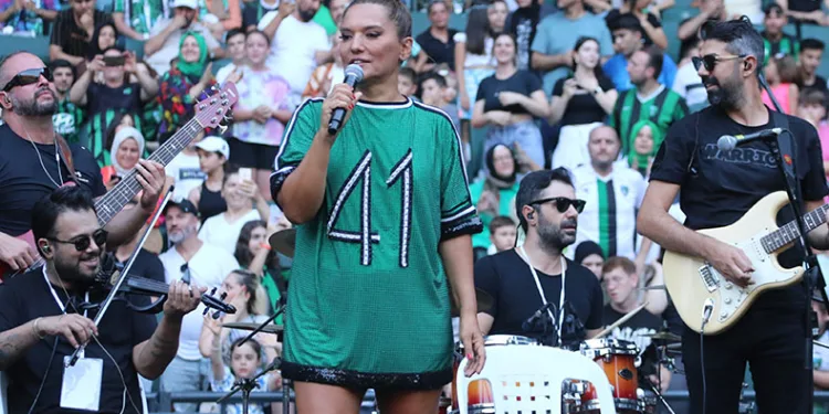 Demet Akalın, Kocaelispor için stadyumda konser verdi