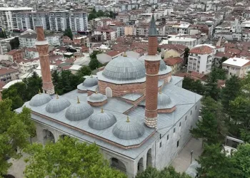 Depremlerden etkilenmeyen 630 yıllık camii