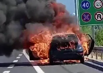 Bursa’da otoyoldaki araç seyir halindeyken alev aldı