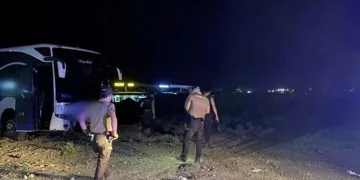 Diyarbakır’da yolcu otobüsü refüje çarptı