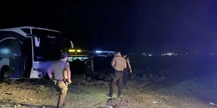 Diyarbakır’da yolcu otobüsü refüje çarptı