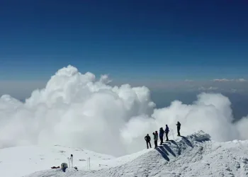 Yabancı turistler Ağrı Dağı zirvesinde