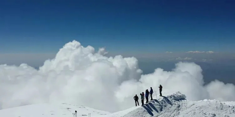 Yabancı turistler Ağrı Dağı zirvesinde