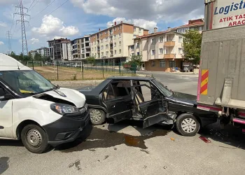 Habersiz aldığı otomobille kaza yaptı