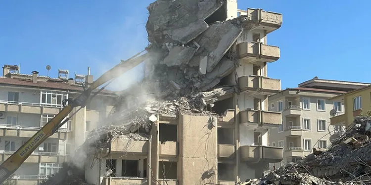 Gaziantep’te kontrollü yıkım çalışmaları sürüyor