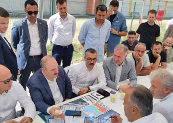 Mustafa Varank, İnegöl’de işyeri sahiplerini ziyaret etti