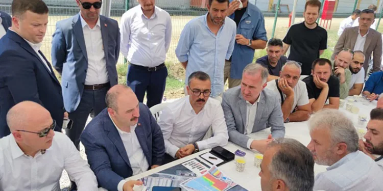 Mustafa Varank, İnegöl’de işyeri sahiplerini ziyaret etti