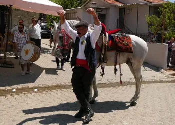 Sahibiyle karşılıklı harmandalı oynadı