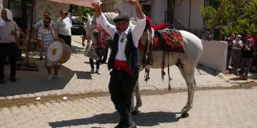 Sahibiyle karşılıklı harmandalı oynadı