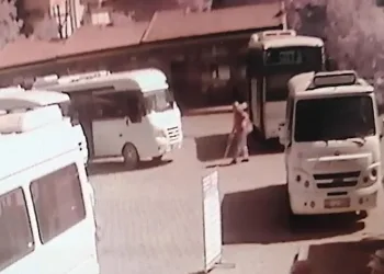 Engelli adam minibüsün altında kaldı