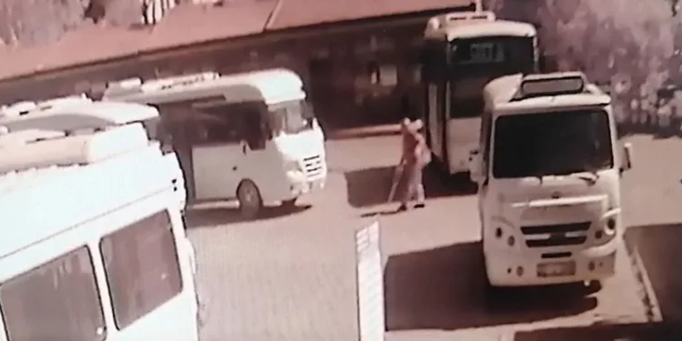 Engelli adam minibüsün altında kaldı