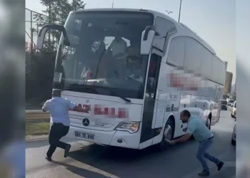 Eli bıçaklı saldırgan muavini kovaladı
